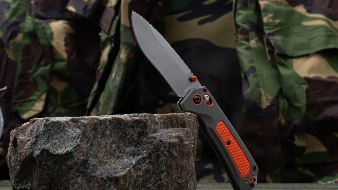 https://www.knifemanual.com/wp-content/uploads/2022/02/orange-and-gray-benchmade-folding-knife.jpg